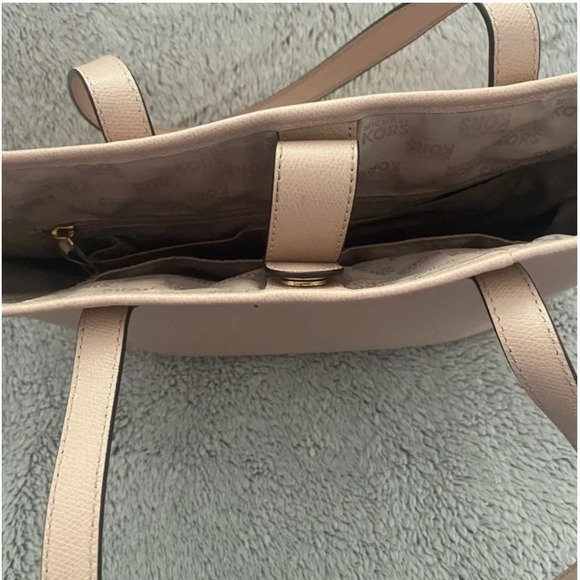 Michael Kors Jet Set Tote​​​​ - Picture 6 of 11